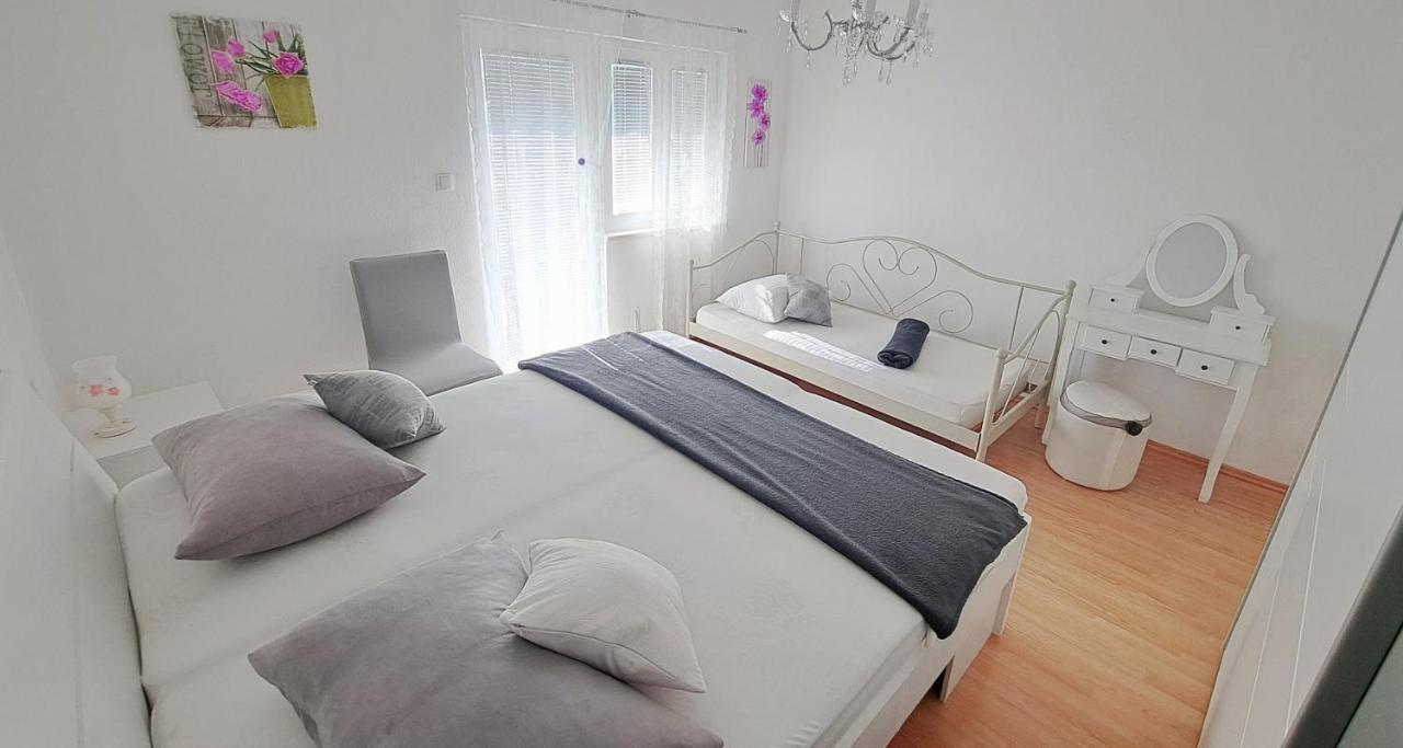 Maria Apartments Каштела Экстерьер фото