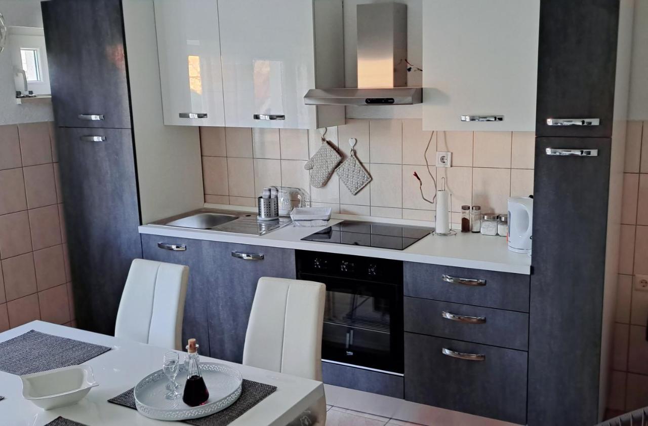 Maria Apartments Каштела Экстерьер фото